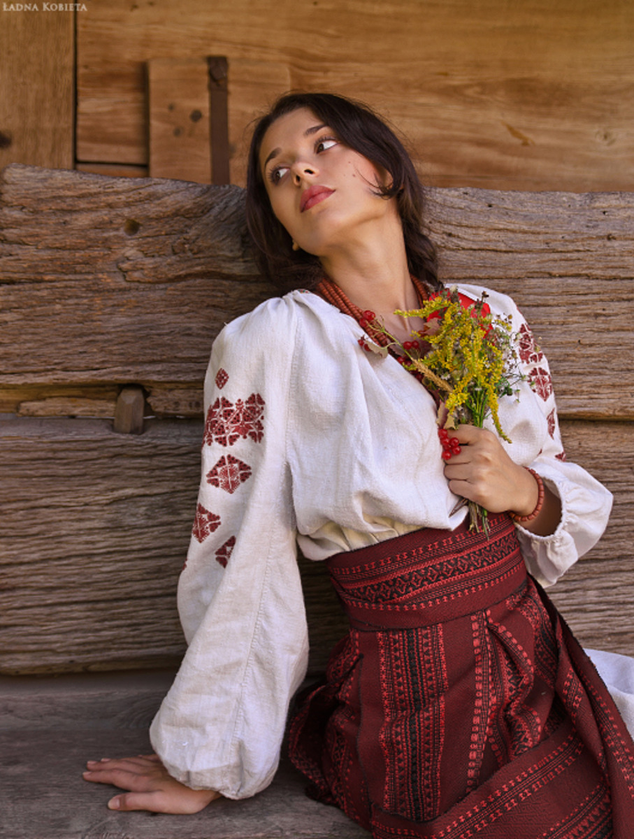 Girls in Slavic costumes in Sri Jayawardenepura-Kotte