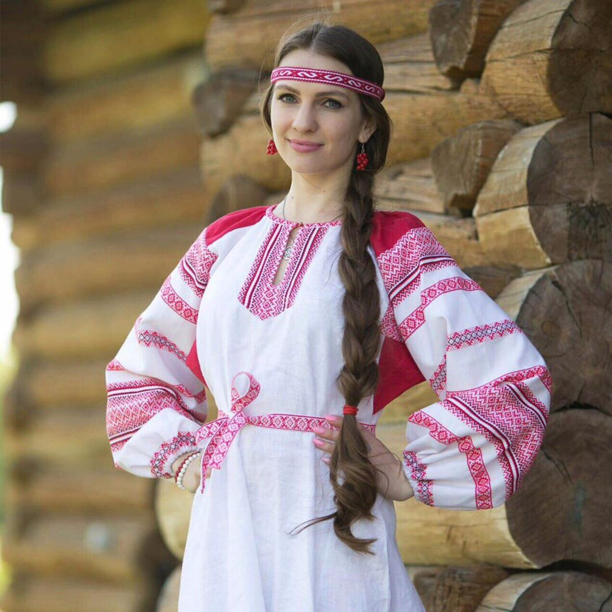 Girls in Slavic costumes in Sri Jayawardenepura-Kotte