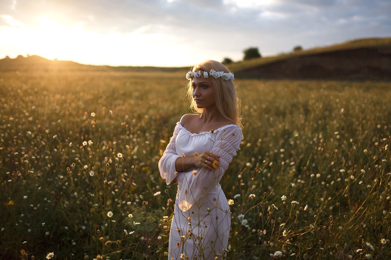 Girls in Slavic costumes in Sri Jayawardenepura-Kotte