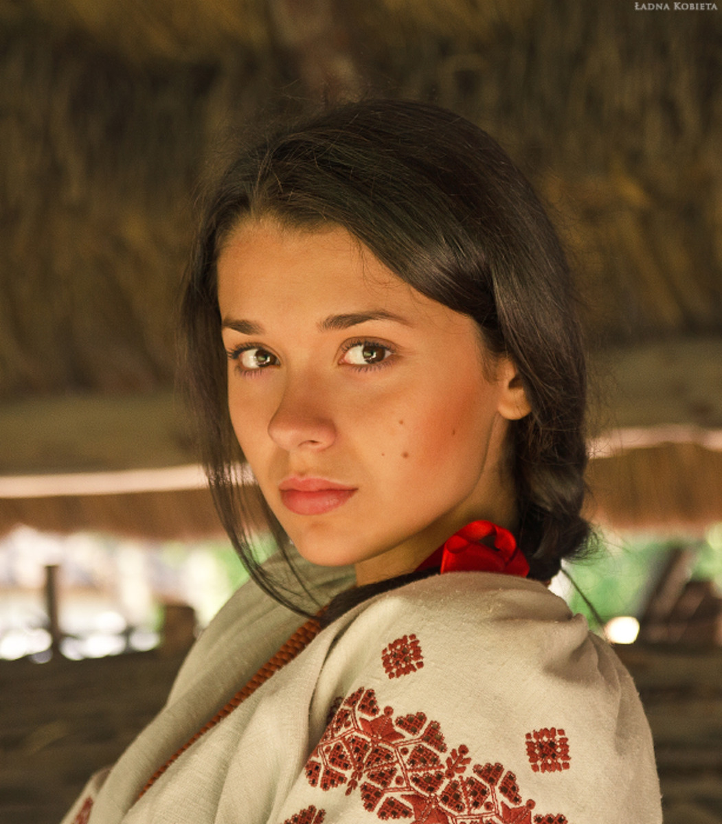 Girls in Slavic costumes in Sri Jayawardenepura-Kotte