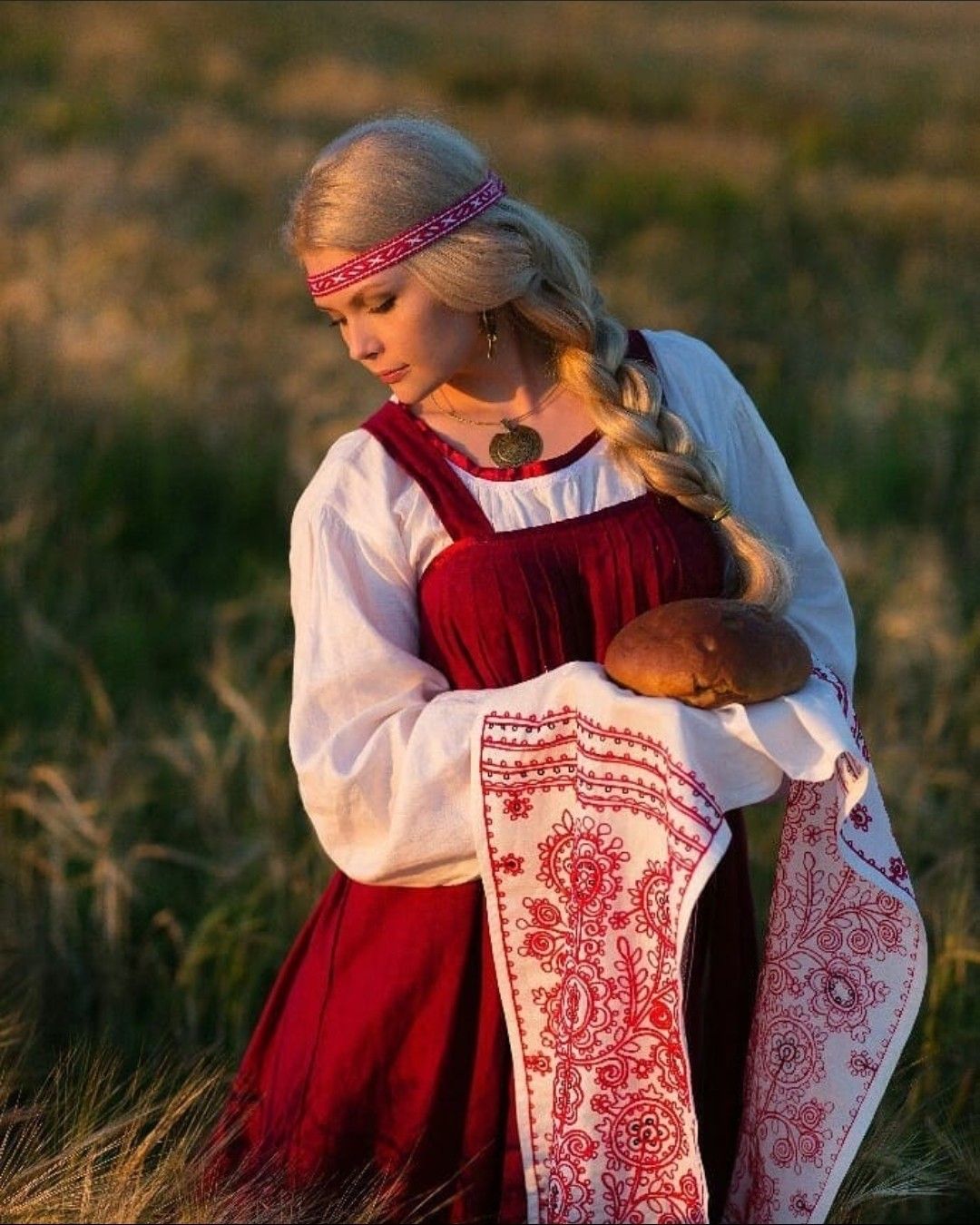 Girls in Slavic costumes in Sri Jayawardenepura-Kotte
