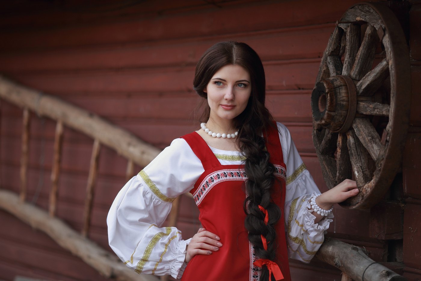 Girls in Slavic costumes in Sri Jayawardenepura-Kotte