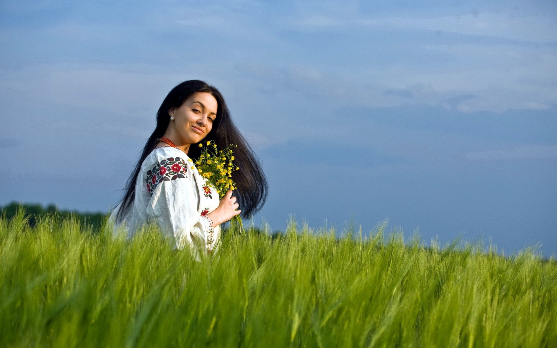 Girls in Slavic costumes in Sri Jayawardenepura-Kotte
