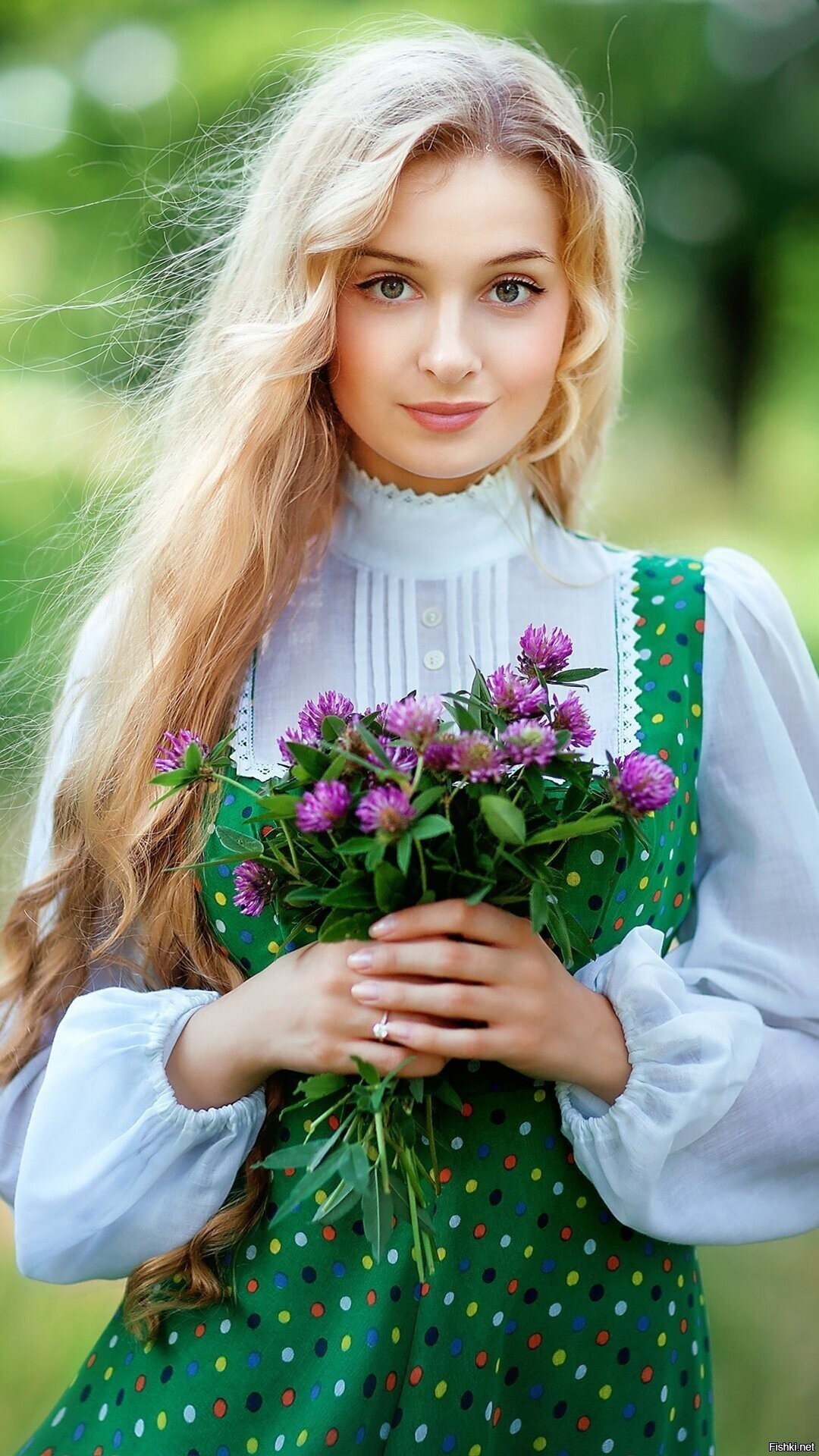 Girls in Slavic costumes in Sri Jayawardenepura-Kotte