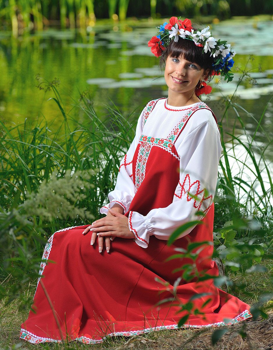 Beautiful girl Girls in Slavic costumes in Sri Jayawardenepura-Kotte