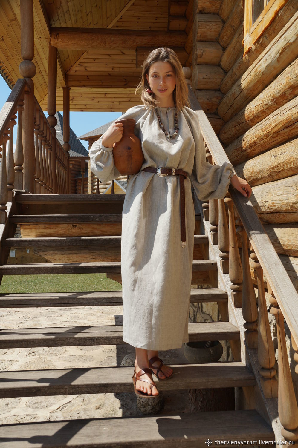 Girls in Slavic costumes in Sri Jayawardenepura-Kotte