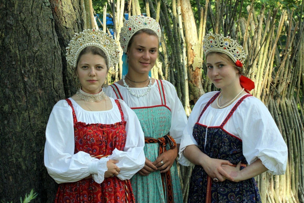 Sexy model Girls in Slavic costumes in Sri Jayawardenepura-Kotte