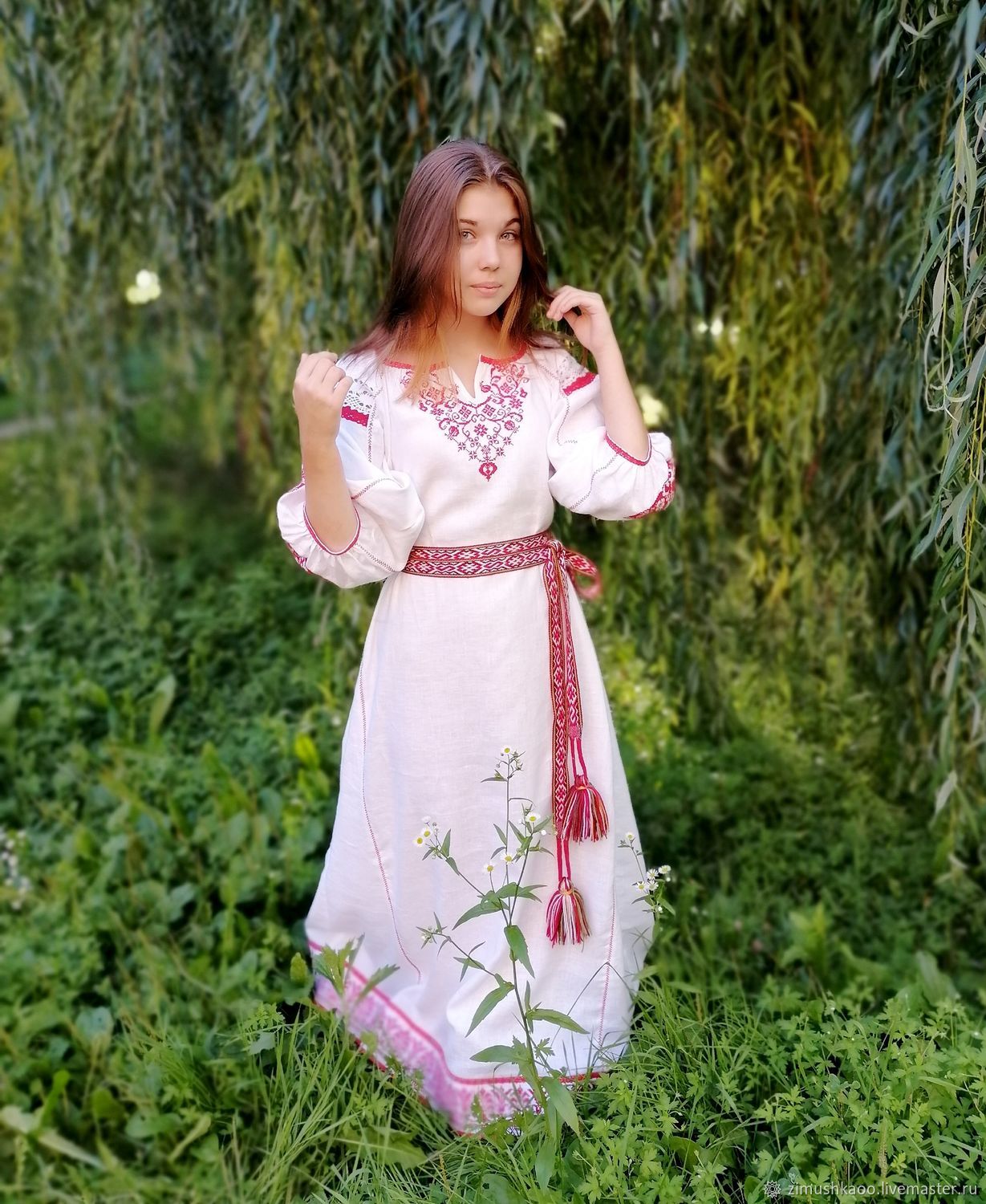 Girl Girls in Slavic costumes in Sri Jayawardenepura-Kotte